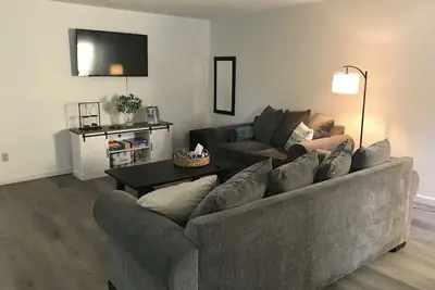 Image de Visalia, cozy, clean condo! Short drive to Sequoia Np & downtown. Pets welcome!