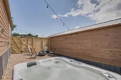 Image de Charming Lakeside Retreat w/ Hot Tub