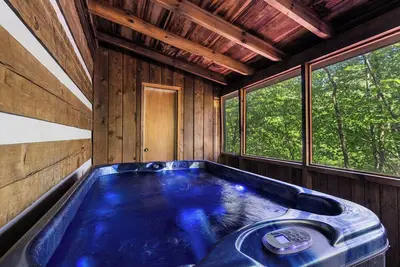 Image de Secluded Wood Cabin w/ Hot Tub