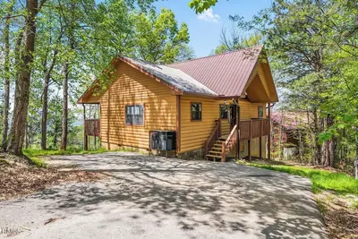 Image de Cozy Cabin Near Dollywood w/ Hot Tub & Games