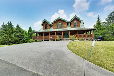 Image de Spacious Log Home w/ Game Room & Hot Tub