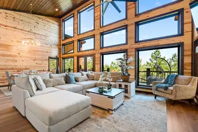 Image de Cozy 2bd Cabin | Cornhole | Board Games | Hot Tub