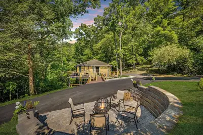Image de Retreat in Bristol Tn close to Bristol Motor Speedway and South Holston Lake
