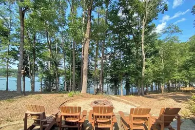 Image de Lake Hartwell with private dock, scenic views & easy access to nearby boat ramp.