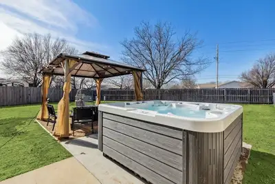 Image de HotTub, Theater, King Duplex in West Wichita