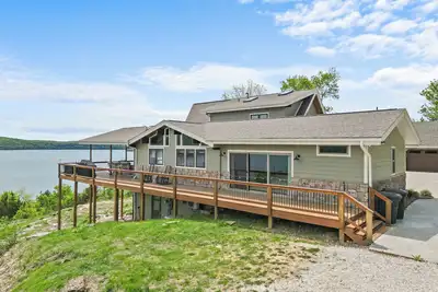 Image de Lakefront view home on Beaver Lake!