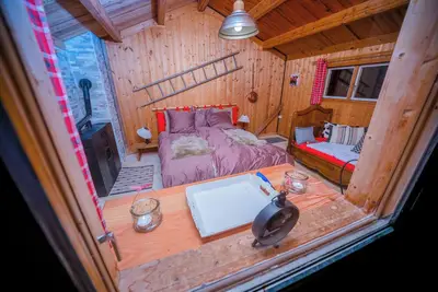 Image de Mazot Douillet de Montagne Isolé en Pleine Nature en Autonomie D'énergie