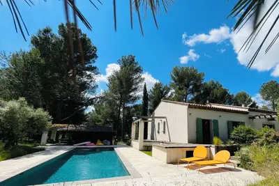 Image de Cadre exceptionnel et Grande Piscine,