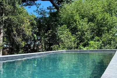 Image de Maison Spacieuse Avec Piscine Dans un Écrin de Verdure