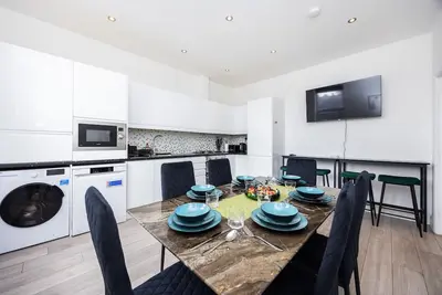 Image de 3 Bedroom 2 Bath-Moderne-Appartement-Sdb privée