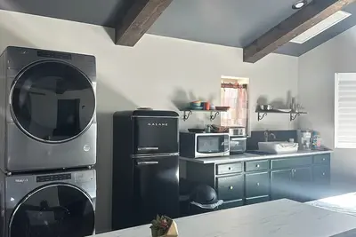 Image de Hidden gem. Tiny home in mural district.