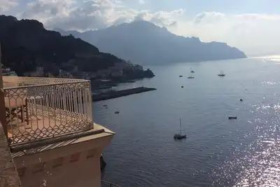 Image de Beautiful 2 Bdrm, Stunning Views, Private Garden, Balcony, Walk to Beach & Town