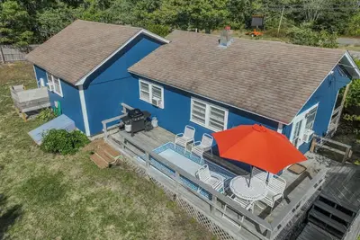 Image de Minutes to bayside beaches!