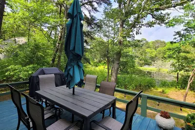 Lovely 2bd+ Cottage--A/C, Deck with Pond Views, Great Location