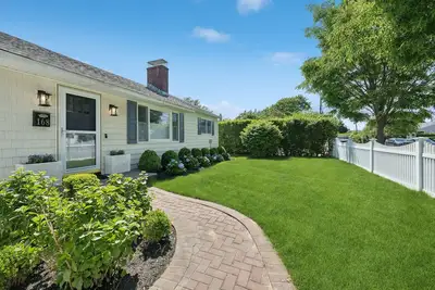 Cozy 3 Bedroom Southampton Village Oasis