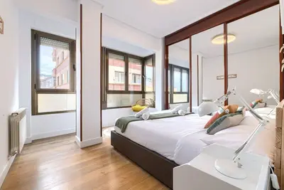 Image de Metro Adjacent Modern Home