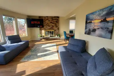 Image de Sunshine All day, Air Con, king master and queens 5 min to West Edmonton Mall