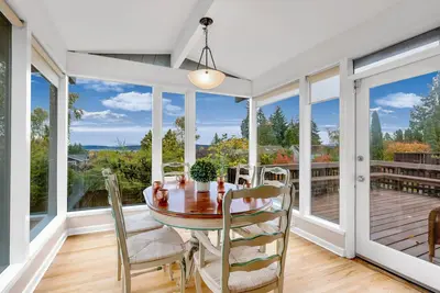 Image de Spectacular Lake & Mountain view House w/Sunroom