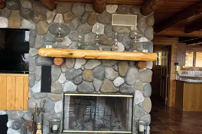Image de Berkshire Mountain Lakefront Log House Family Retreat