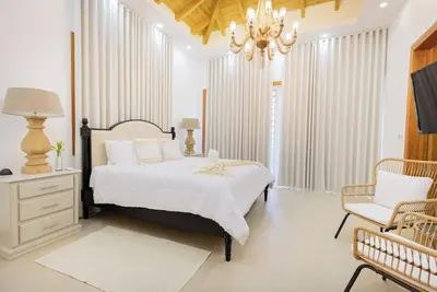 Image de Hermosa villa rodeada de montañas, Combina elegancia moderna con la naturaleza.