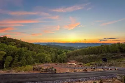 Image de New 2024 • Sunset Views𖣰 • Hot Tub • Pets • 9bd/3ba