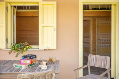 Image de Maisonnette en bois avec porche et jardin