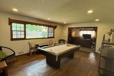 Image de Experience Wichita living near Wsu! Fire Pit, Pool Table, and Arcade games.