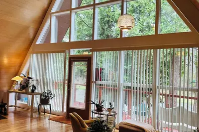 Image de ~New~ Cozy A~Frame right on the AuSable River!