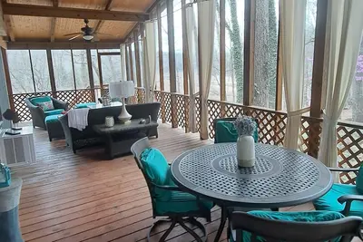 Image de Serene Lakefront Cottage Home, relax and enjoy! Walk right to the water.