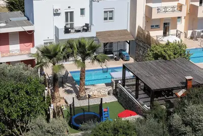 Image de 3 Bed Villa - Sleeps 6 - Pool - Terrace - Parking