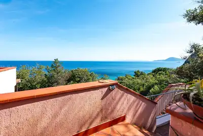 Image de Maison de vacances 'Trilocale Maestrale Beach' avec vue sur la mer, terrasse privée et climatisation