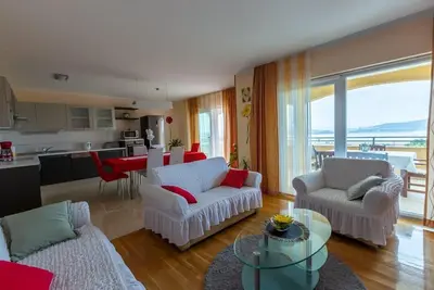 Image de Appartement de trois chambres avec la terrasse et la vue sur le mer Kastel Sucurac, Kastela (A-23232-a)