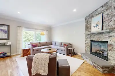 Image de Beautifully Renovated Centrally Located Adventure Getaway With A/C & W/D