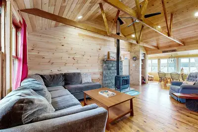 Image de Waterfront, dog-friendly cabin on China Lake with dock, canoe & firepit