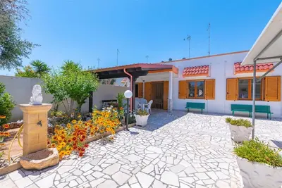 Villa 350 meters from the beach with 3 bedrooms, outdoor spaces and parking.