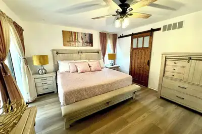 Image de Monthly Stays- 8br/4ba  Brick Estate with Private attached Guest House