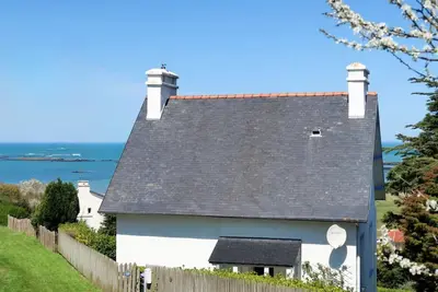 Jolie maison avec vue mer imprenable à 5mn à pied de la plage du Vougot