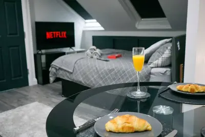 Image de Bright Top-Floor Studio Apartment Near Vibrant Cardiff Centre