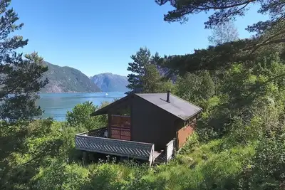 Image de Beautiful cabin, Norway on the Harangerfjord, 20 hp motorboat for hire, fjord panorama.