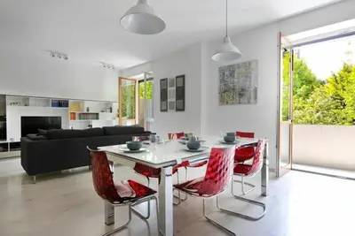 Image de Appartement à Milan avec 3 chambres à coucher, 6 couchages