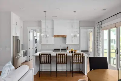 Image de Pet-Friendly + Pizza Oven + Walk to Moreland Amenities