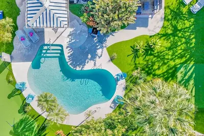 Image de This duplex is close to parks, beaches, art and culture