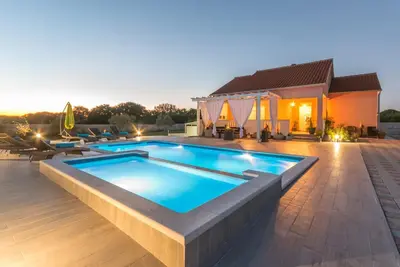 Image de Beautiful villa Maris with pool and jacuzzi