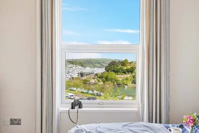 Image de 3 bedroom Kingswear house with deck & river views