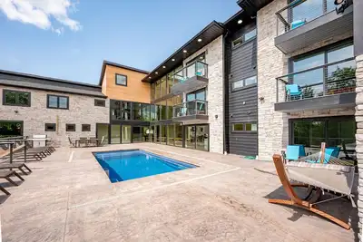 Image de New! Epic lakefront home with indoor pool!