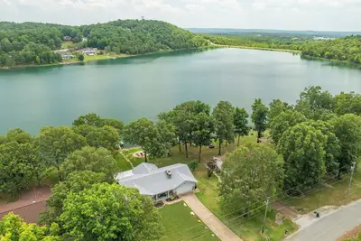 Image de Comfy & Updated Diamond Lakefront Home