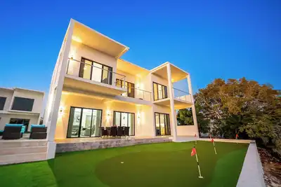 Image de New 2Bdrs Luxury Villa w/Pool by the Canal - Perfect for families or couples