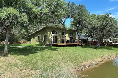 Image de Newly Built Lakefront Getaway! Your Perfect Escape Awaits you @ Deer Creek Cabin