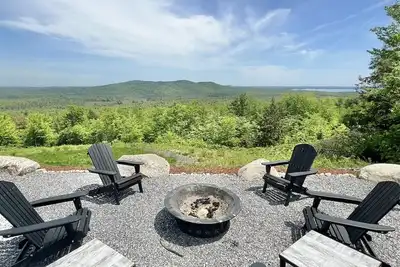 Image de Enjoy sunrise views over Sebago Lake