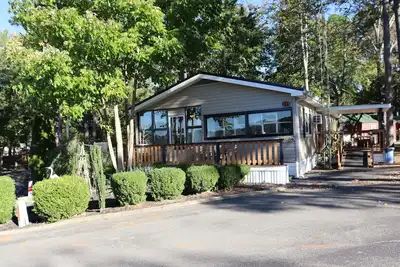 Image de Cozy Lakeview Cabin 12 for Large Groups Within a Marina